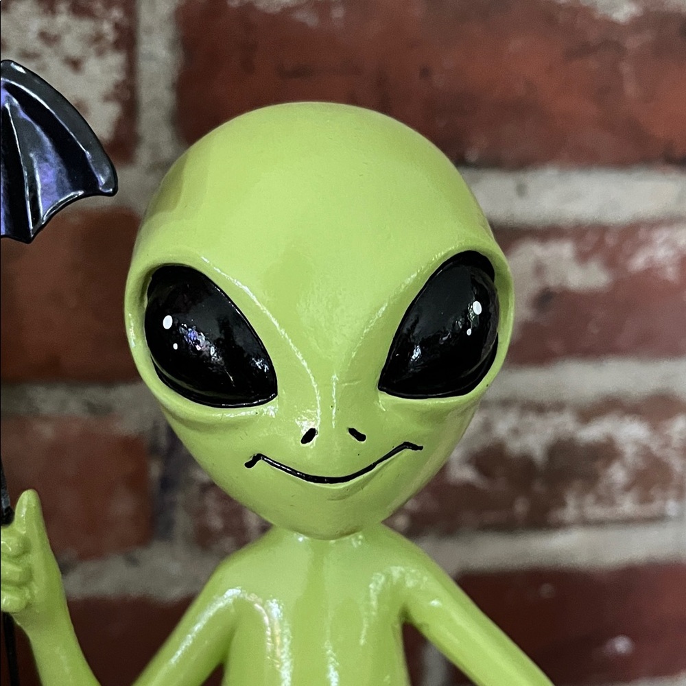 Alien Figurine with Bat and Pumpkin - Picture 7 of 8